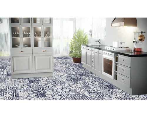 Bucătărie luminoasă cu dulap de bucătărie, aragaz și podea cu model