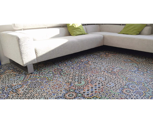 Prim-plan al unei camere cu o canapea și o podea cu gresie cu model