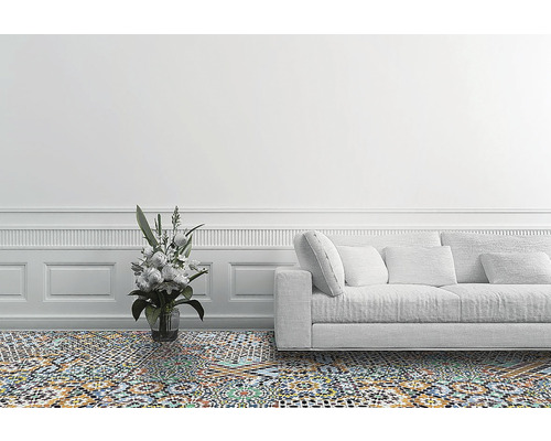 Living cu gresie cu model, o canapea și o vază cu flori