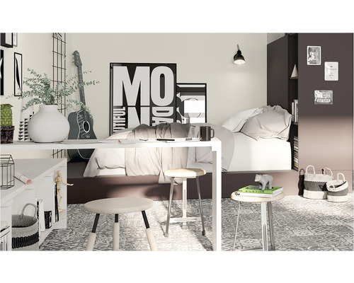 Dormitor luminos cu pat, birou, scaune și elemente decorative, cum ar fi o chitară și tablouri