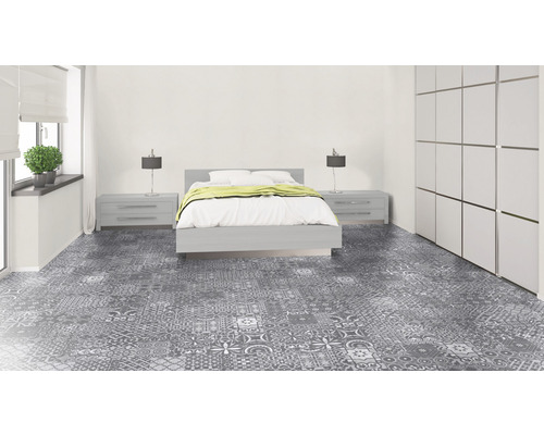 Dormitor cu pat, noptiere, dulap și podea de vinil cu model gri