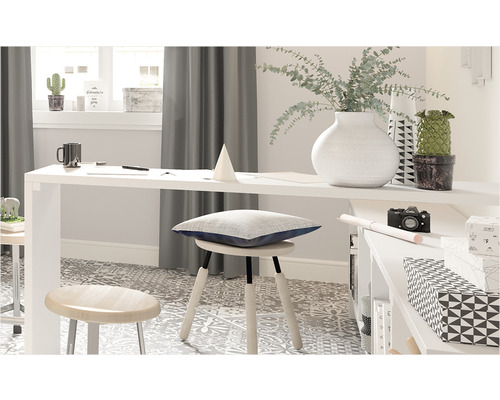 Spațiu de lucru luminos cu birou, scaun și elemente decorative