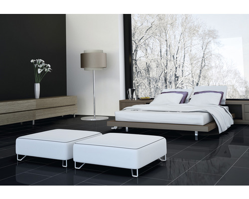 Dormitor modern cu pat matrimonial, noptieră, lampadar, comodă și taburete