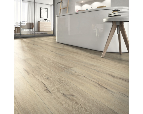 Podea deschisă la culoare din lemn într-o baie cu cadă și taburet