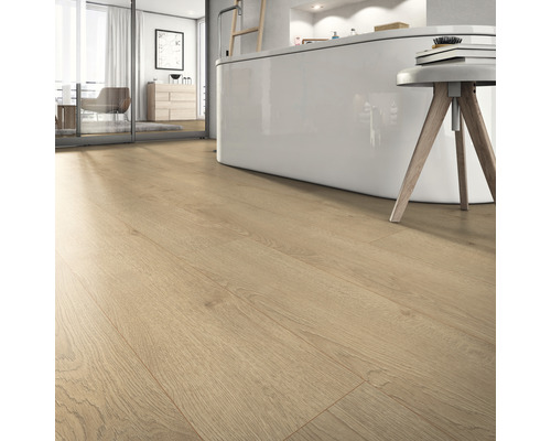 Podea deschisă la culoare, din lemn, într-o baie cu cadă și taburet.