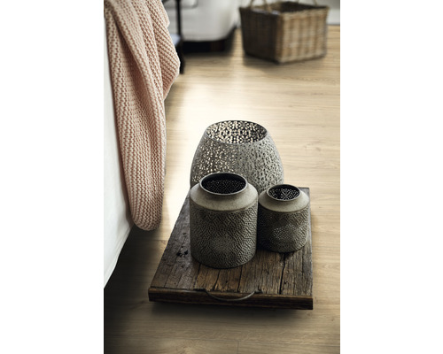 Felinar decorativ din metal pe o tavă de lemn