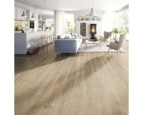 Living luminos cu podea din lemn, canapea, fotolii și șemineu.