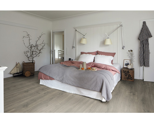 Dormitor luminos cu pat, noptieră și podea din lemn