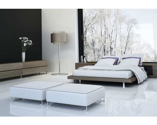 Dormitor modern cu pat dublu, noptiere, comodă, lampadar și taburete