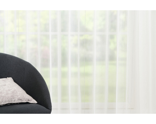 Scenă cu fotoliu și perdea la fereastră