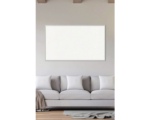 Scenă cu panou de încălzire deasupra unei canapele într-o sufragerie