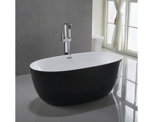 Cadă independentă într-o baie cu robinet