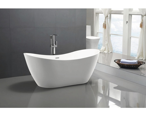 Cadă de baie freestanding cu robinet într-o baie modernă