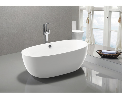 Cadă de baie independentă cu robinet într-o baie cu fereastră