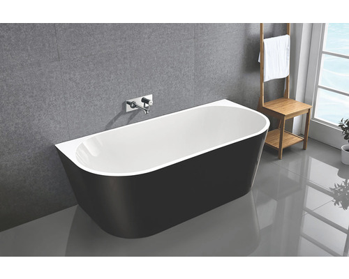 Cadă de baie independentă cu baterie și suport pentru prosop într-o baie modernă