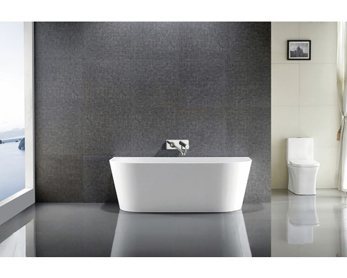 Baie modernă cu cadă independentă și toaletă