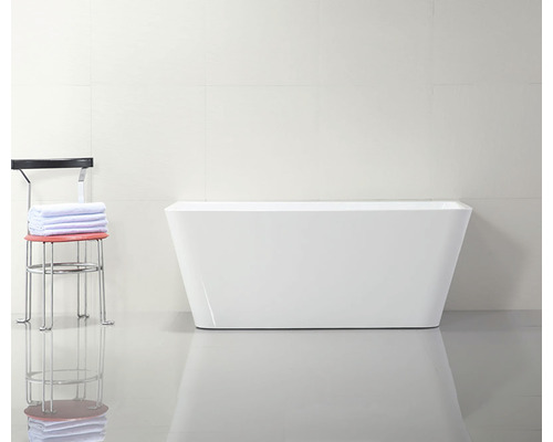 Cadă independentă din acril sanitar în baie lângă un taburet cu prosoape.