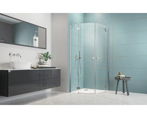 Baie cu duș, chiuvetă și oglindă