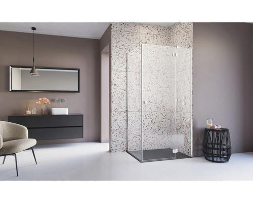 Baie cu cabină de duș, chiuvetă, oglindă și zonă de relaxare