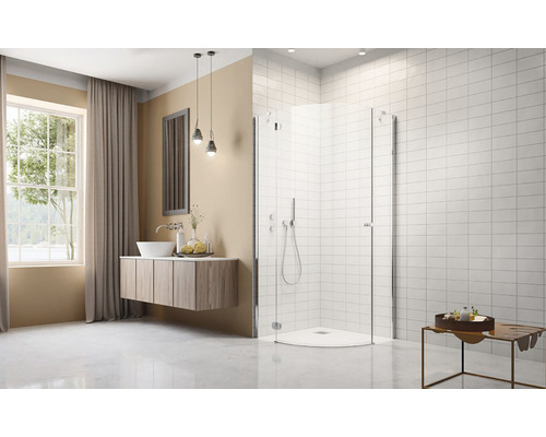 Baie cu duș, chiuvetă și fereastră