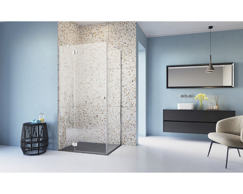 Baie modernă cu cabină de duș walk-in, chiuvetă și scaun