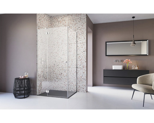 Baie modernă cu duș walk-in, lavoar și oglindă