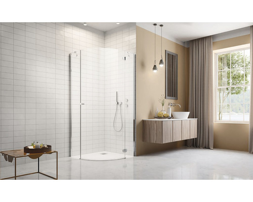 Baie cu cabină de duș, chiuvetă și fereastră