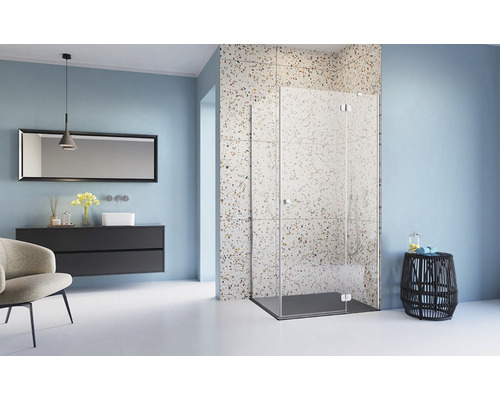 Baie cu cabină de duș, chiuvetă și oglindă