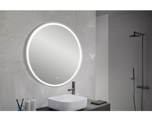 Baie modernă cu oglindă rotundă cu iluminare, chiuvetă și duș