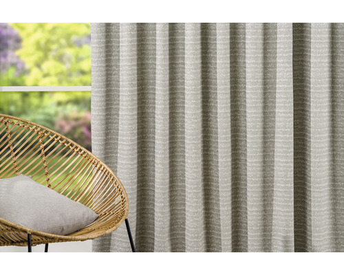 Perdea decorativă plisată lângă un scaun de răchită în fața unei ferestre