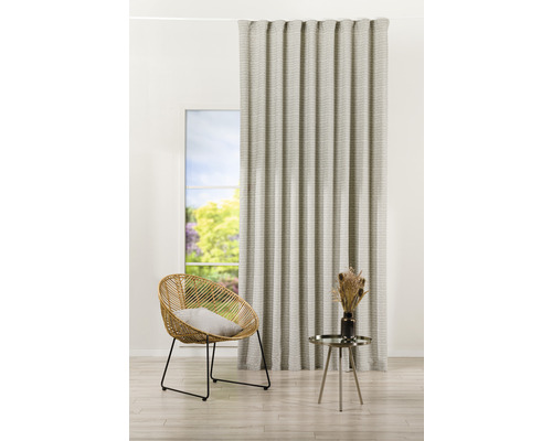 Scenă cu perdea, fotoliu și măsuță