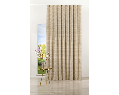 Șaluri decorative din material textil în fața unei ferestre cu măsuță laterală și ramuri de bumbac