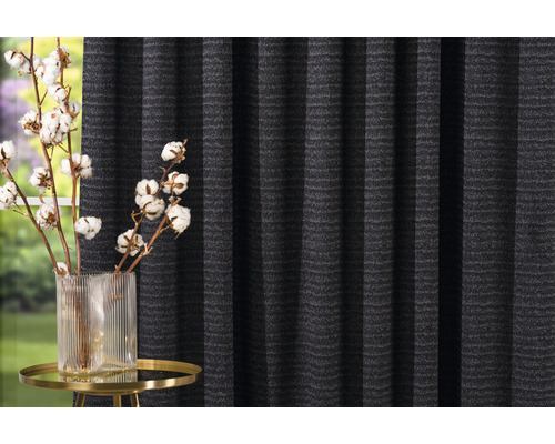 Șaluri decorative cu ramură de bumbac într-o vază pe o masă