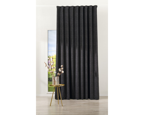 Șaluri decorative cu flori în vază pe o măsuță laterală în fața ferestrei