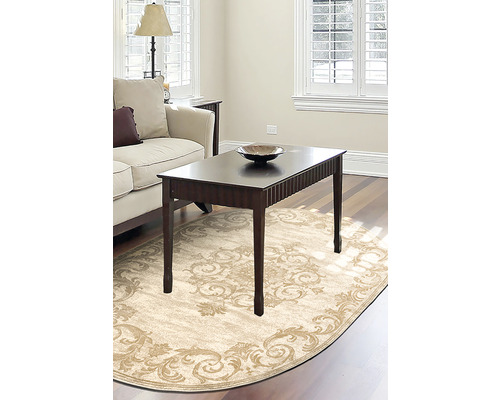 Cameră de zi cu canapea, masă de lemn și covor cu model