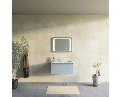 Baie cu dulap de lavoar, oglindă cu iluminare și decorațiuni