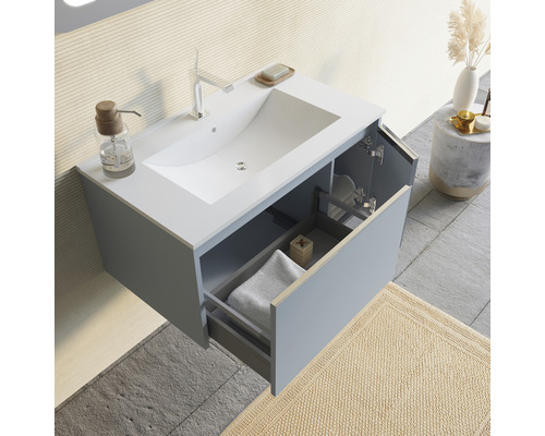 Dulap sub chiuvetă cu sertar deschis și ușă în baie.