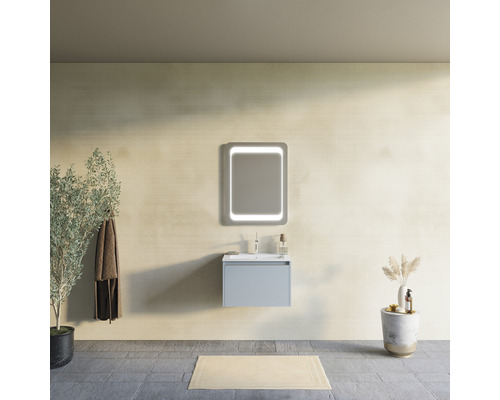 Baie modernă cu lavoar, oglindă iluminată și decorațiuni