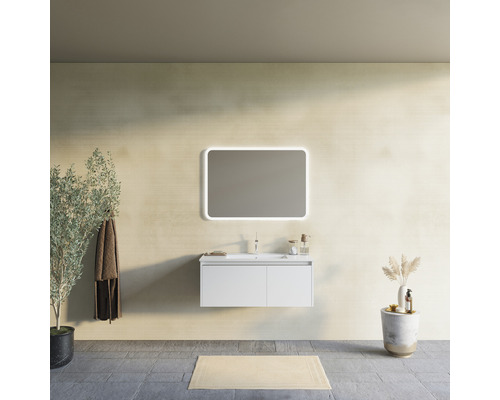 Baie cu oglindă iluminată, dulap de lavoar și decorațiuni