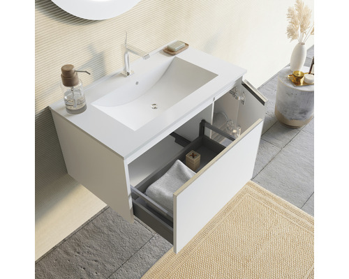 Dulap de bază pentru lavoar cu sertar deschis, lavoar, robinet și accesorii de baie în baie