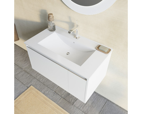 Chiuvetă cu dulap, robinet, săpun și decor într-o baie.