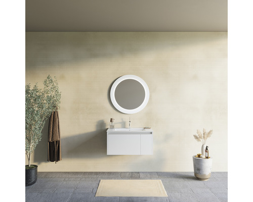 Baie luminoasă cu dulap sub lavoar, oglindă și decorațiuni pentru o atmosferă prietenoasă.