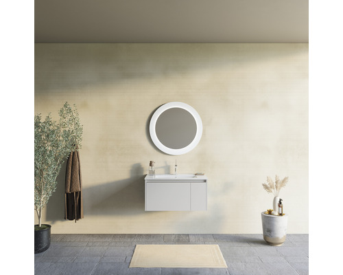 Baie modernă cu dulap sub chiuvetă, oglindă rotundă și decorațiuni