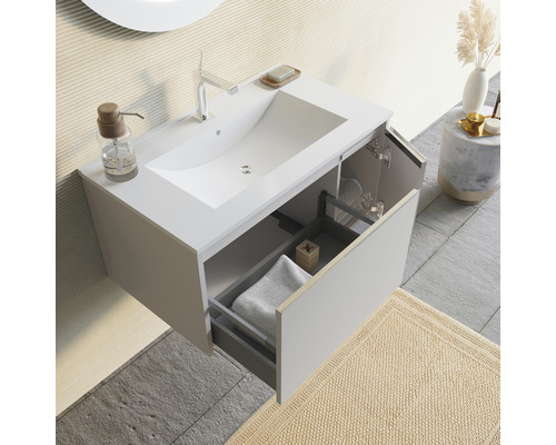 Dulap de bază pentru lavoar cu sertar deschis și prosop în interior în baie