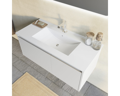 Baie modernă cu dulap de bază alb pentru lavoar, lavoar așezat și robinet