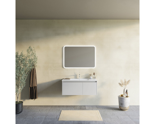 Baie cu dulap sub chiuvetă, oglindă cu iluminare, prosop și decorațiuni