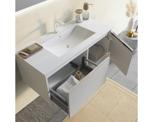 Mobilier de lavabo cu chiuvetă, robinet, prosoape și accesorii de baie în baie