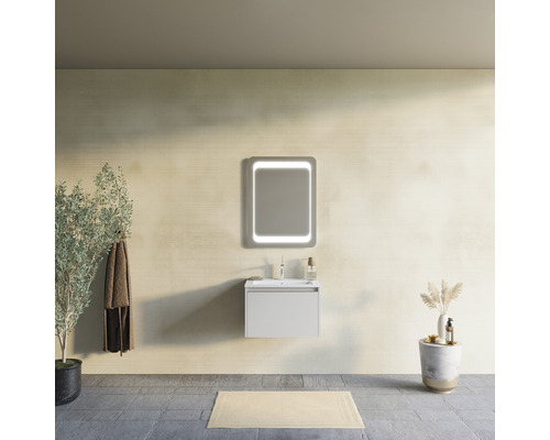 Baie cu dulap de lavoar, oglindă cu iluminare și elemente decorative pentru o atmosferă luminoasă și prietenoasă.