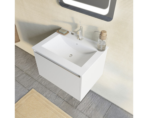 Chiuvetă cu dulap inferior, robinet, săpun și dozator în baie