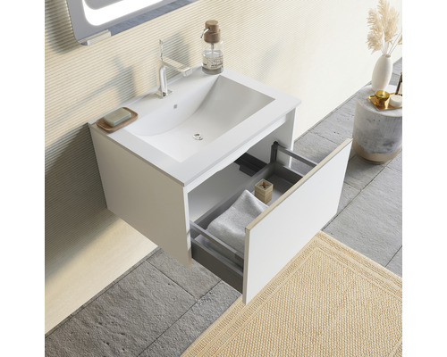 Mobilier de lavabou cu sertar deschis, baterie, săpun și prosop